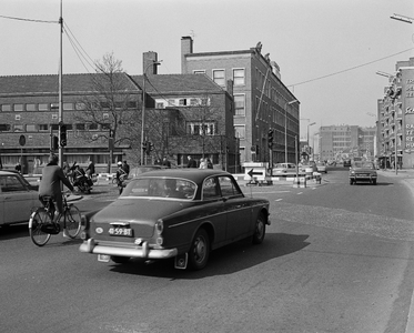 851547 Gezicht op de St. Jacobsstraat te Utrecht, tijdens omleidingen vanwege werkzaamheden aan de Catharijnebrug bij ...